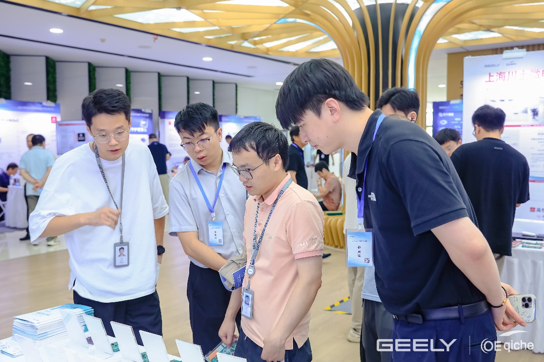 图片包括 人, 室内, 男子, 站AI 天生的内容可能不准确。。。。。。